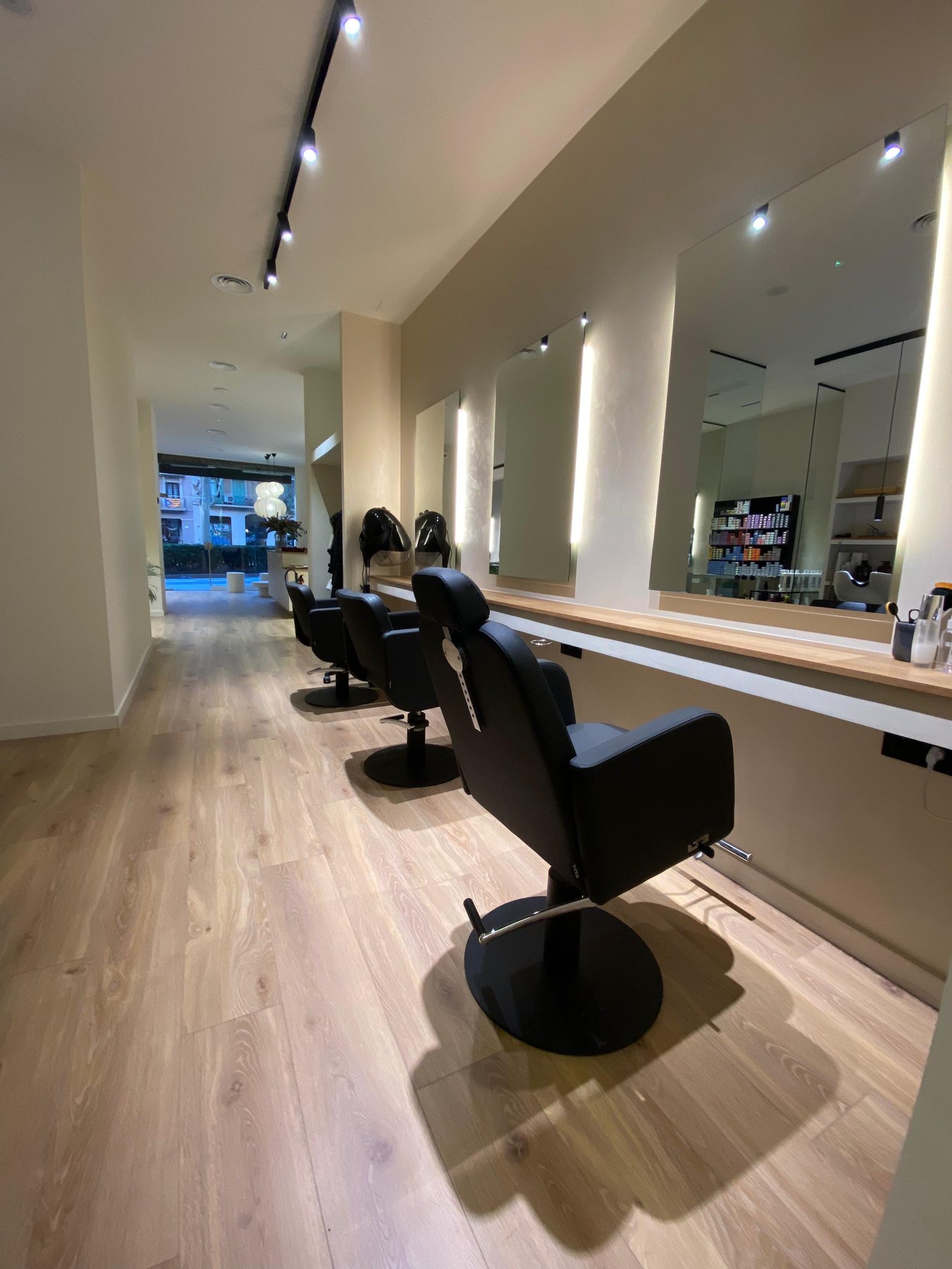 Zona de recepción del spa capilar Aqua Aura con microcemento y madera natural