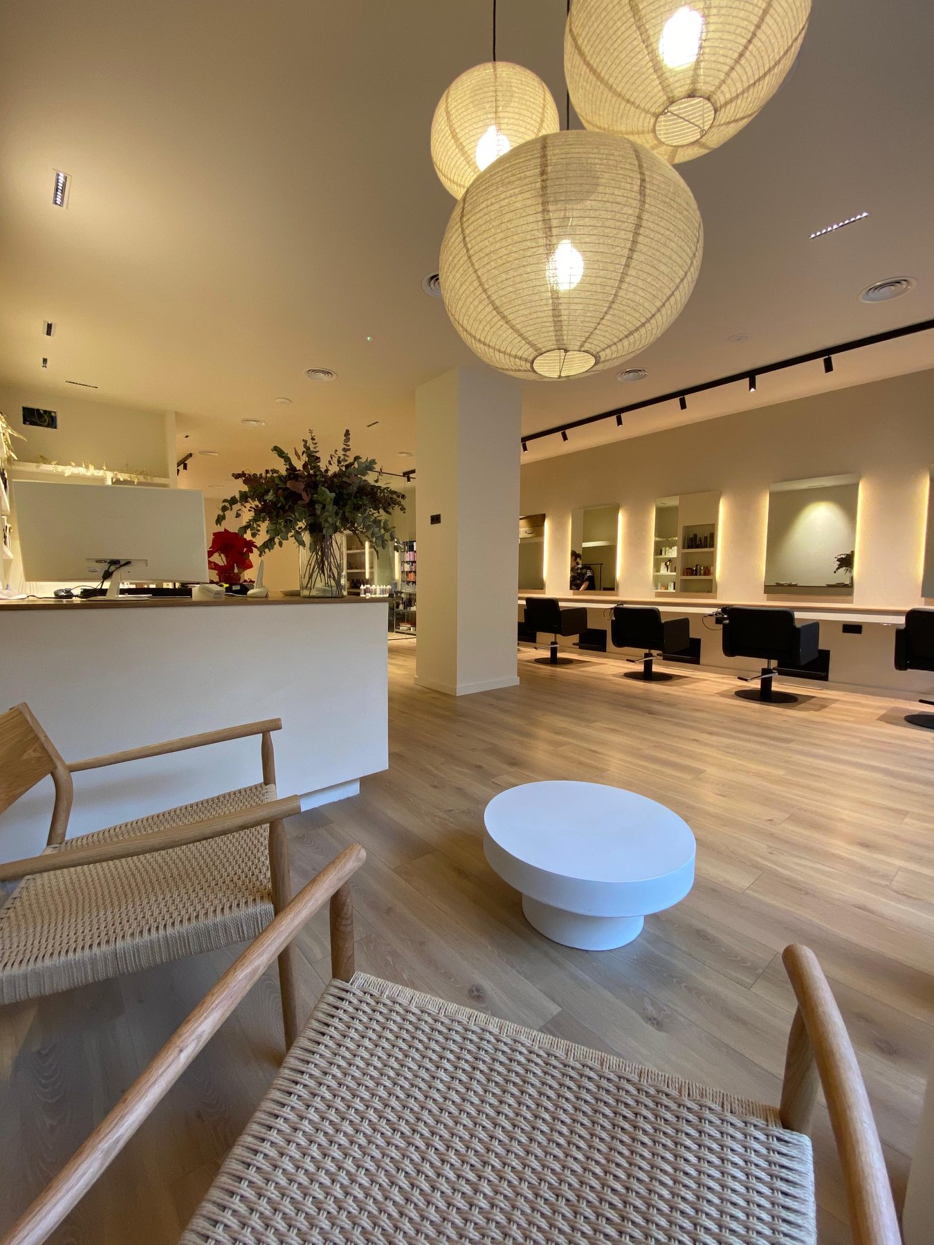 Interiorismo de peluquería y spa capilar con iluminación cálida en Barcelona