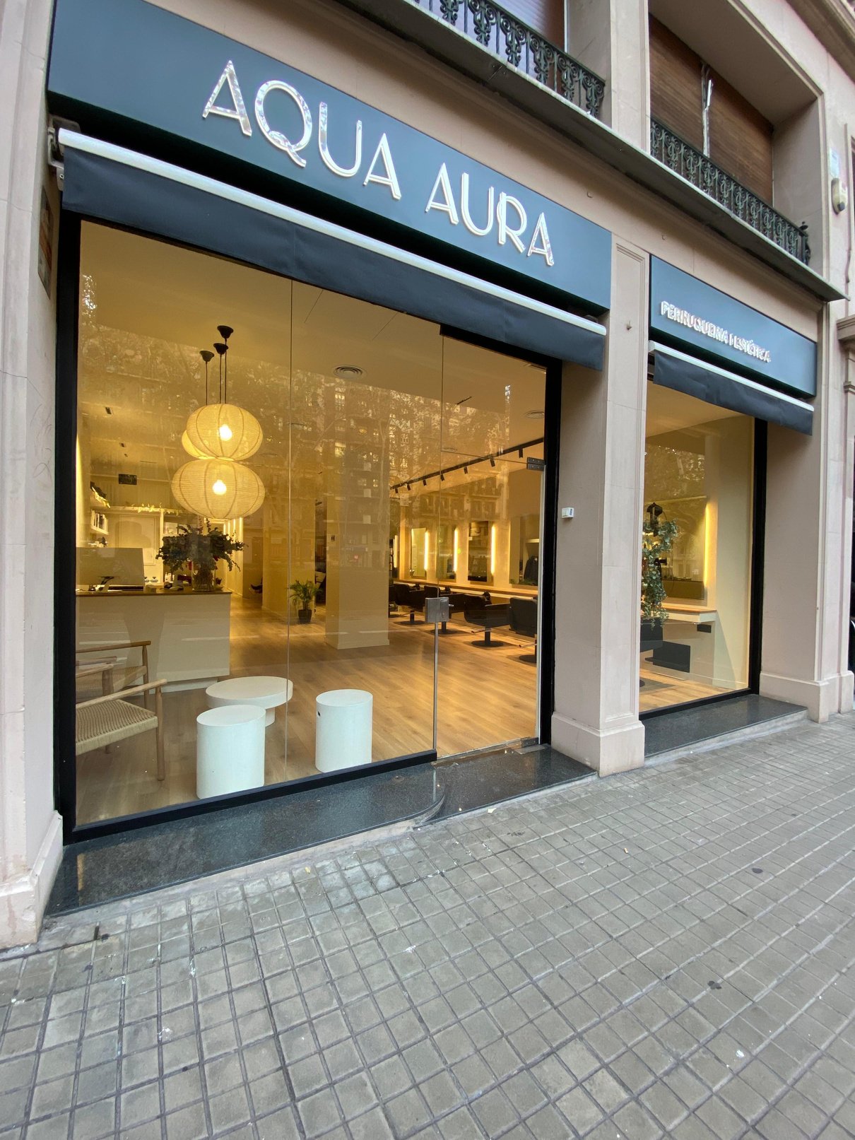 Acceso acristalado a Aqua Aura con el interior iluminado