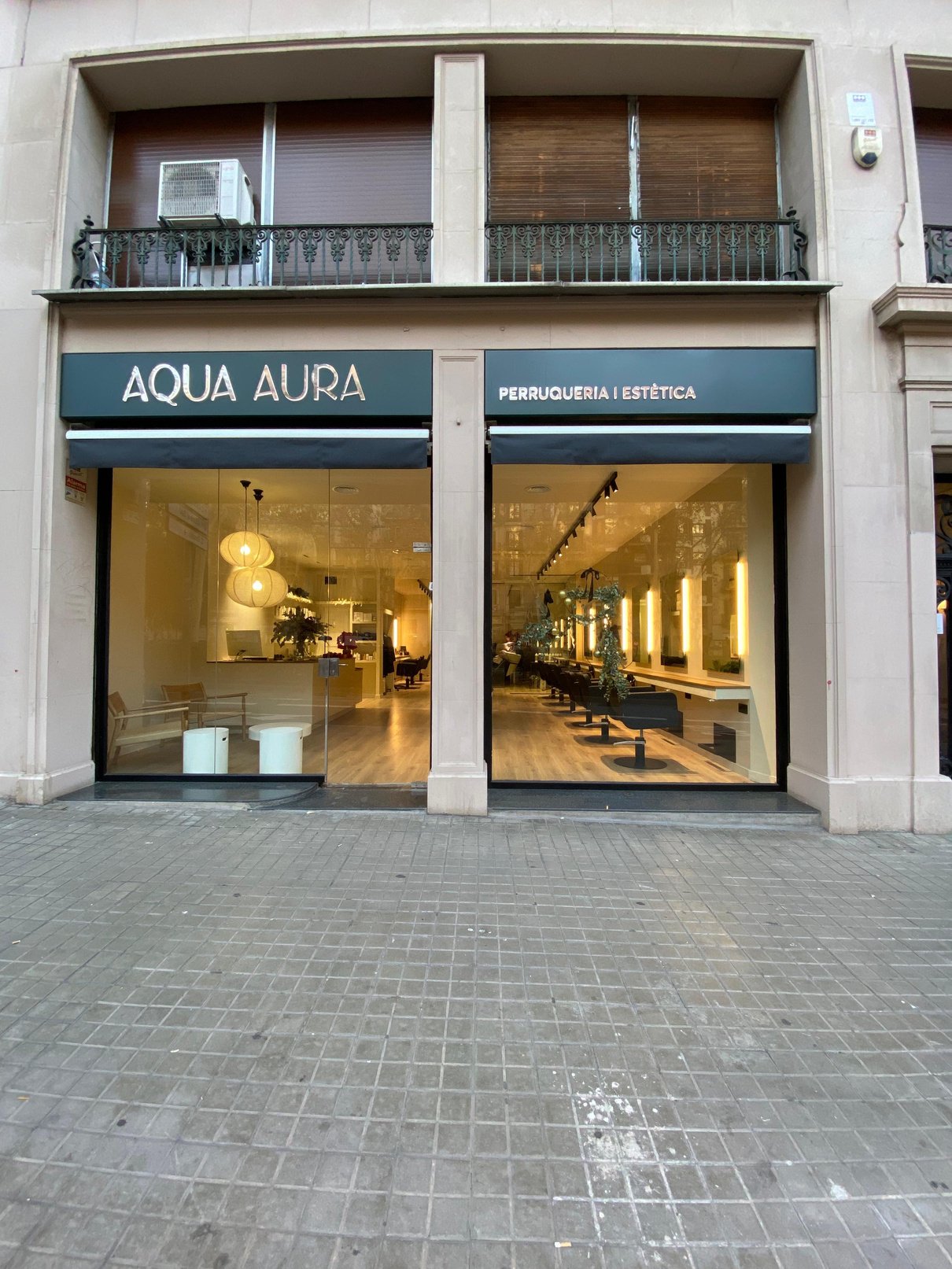 Fachada de Aqua Aura y conexión visual entre la calle y el interior