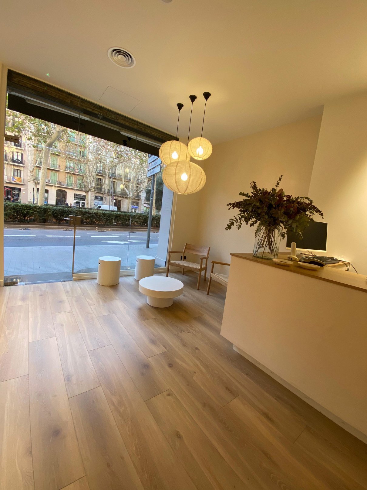 Recepción de Aqua Aura abierta al exterior, con madera y lámparas de lino