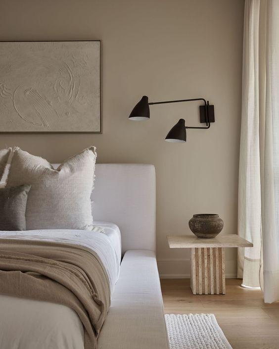Dormitorio sereno con aplique orientable negro para luz de lectura junto a la cama