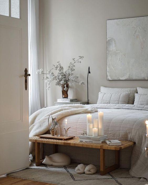 Dormitorio luminoso con luz natural, textiles neutros y ambiente relajado