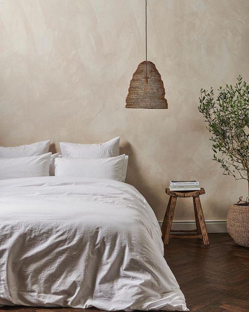 Lámpara colgante junto a la cama para iluminación cálida de dormitorio