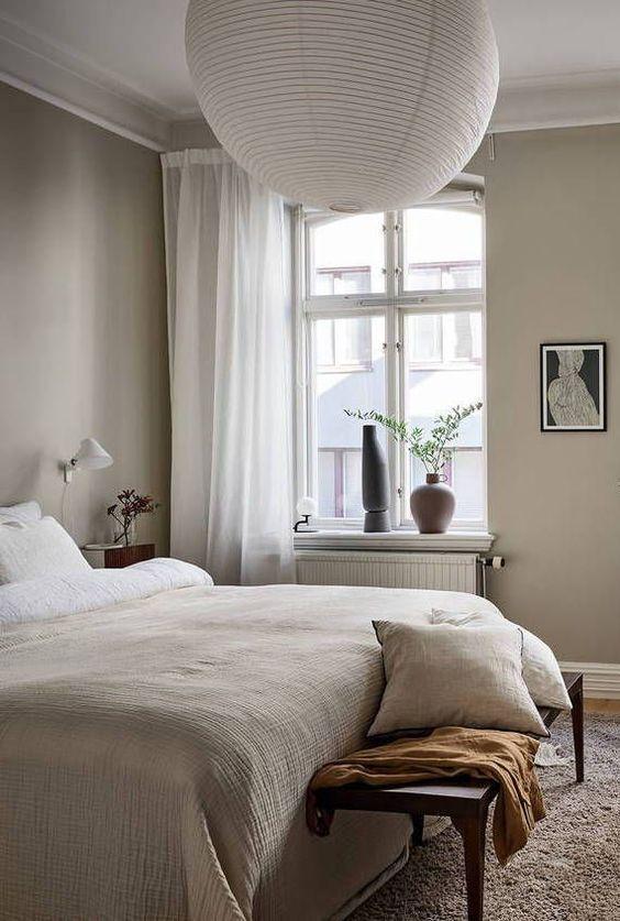 Dormitorio con lámpara de techo ligera, ventana amplia y luz natural