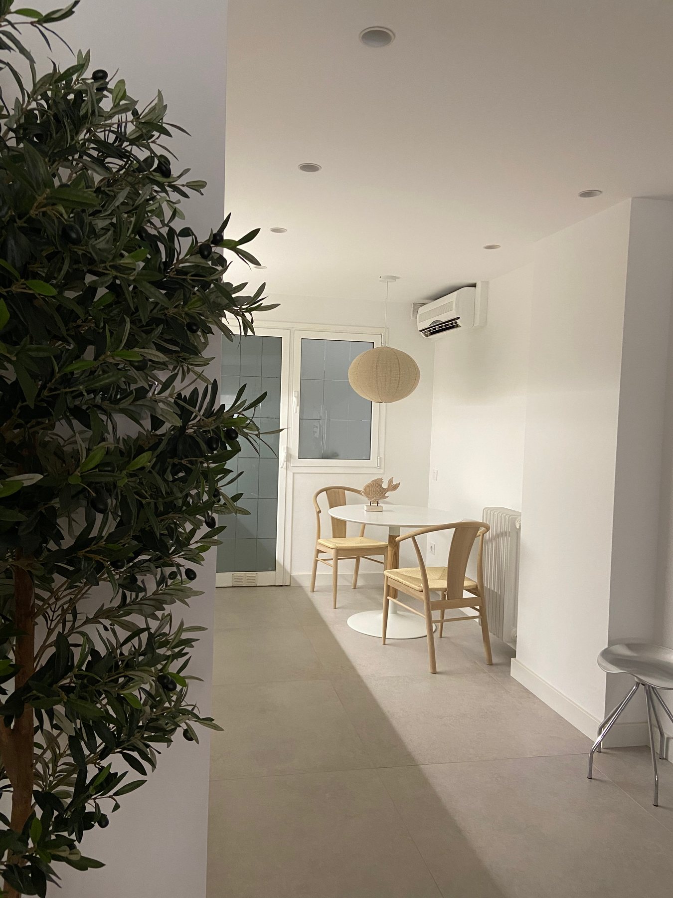 Interiorismo residencial en el Eixample con columna estructural integrada