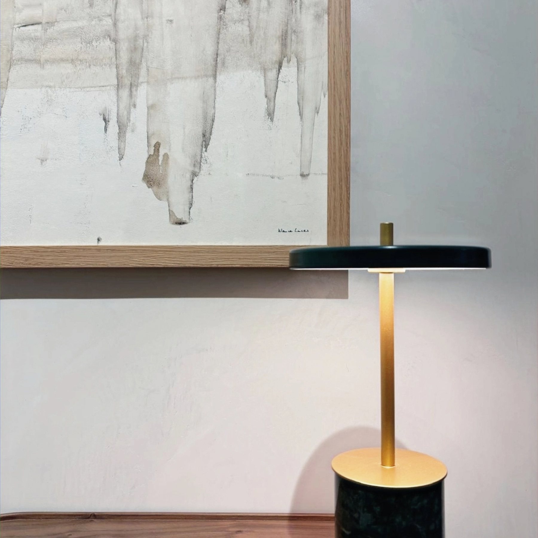 Interiorismo residencial en Barcelona con salón sereno, luz natural y materiales cálidos