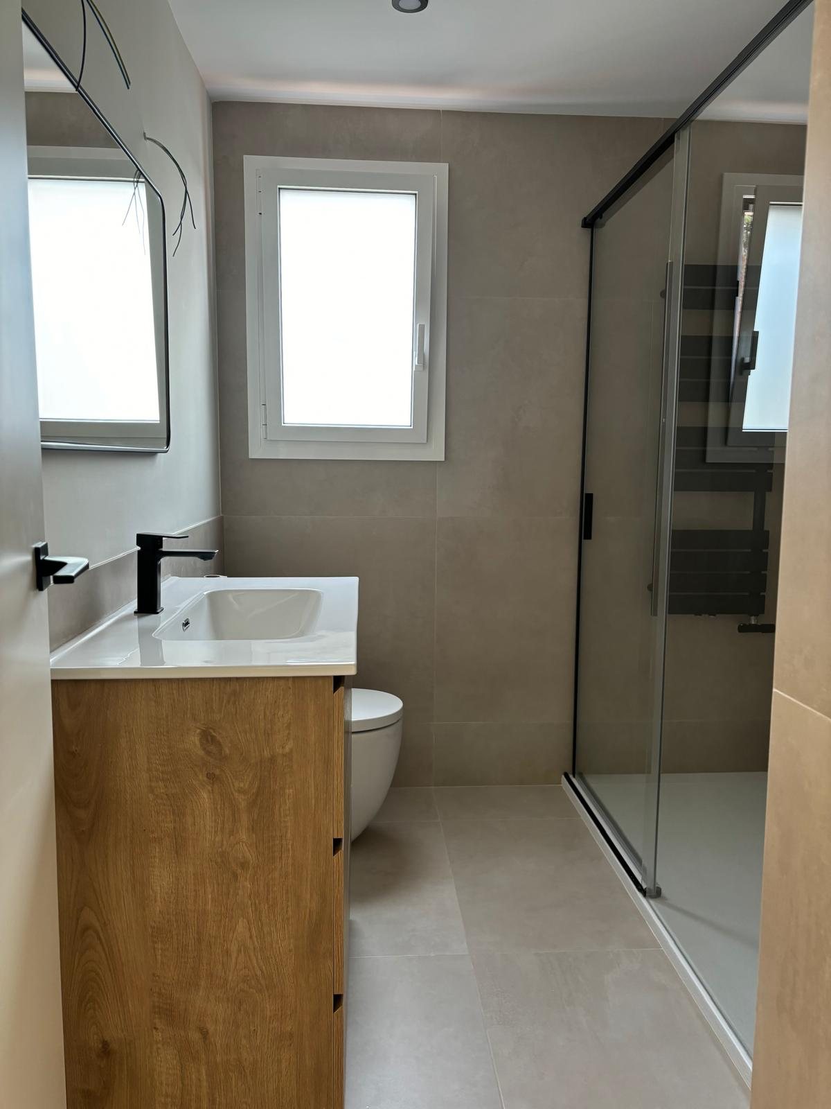 Baño completo reformado en Molins de Rei con diseño funcional y atemporal