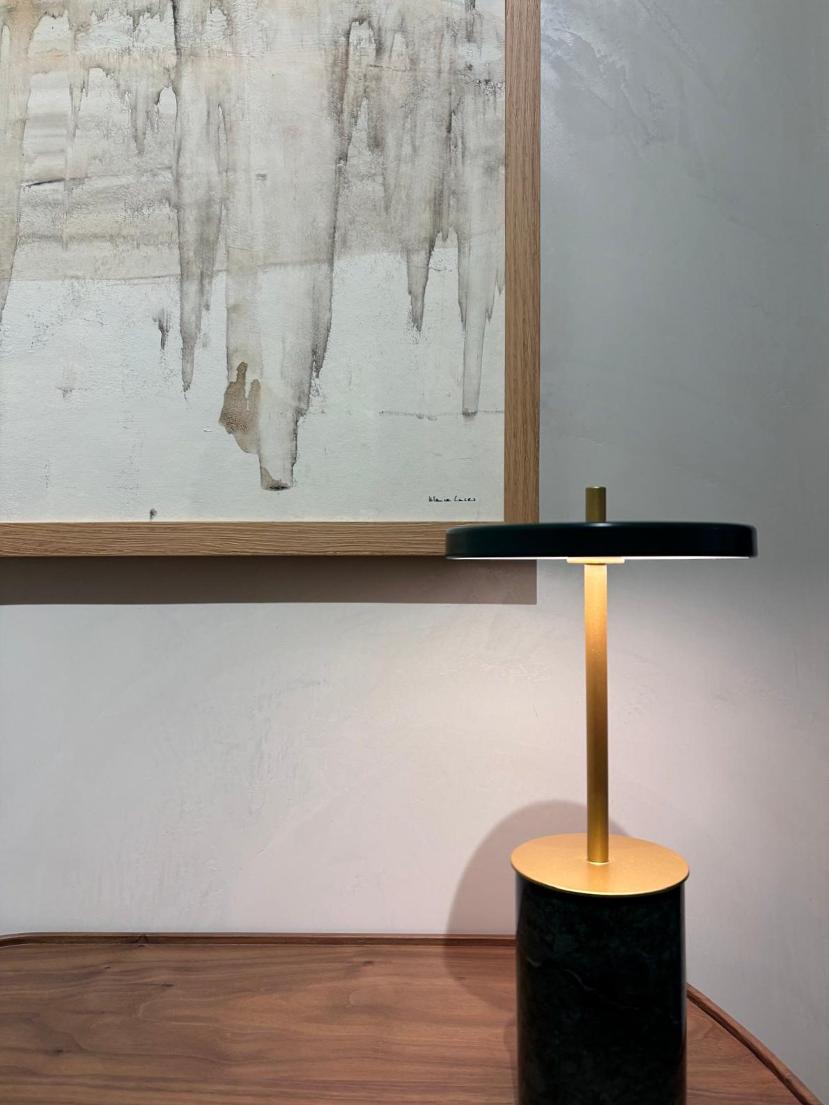 Recibidor pequeño decorado con texturas, iluminación cálida y estilo minimalista