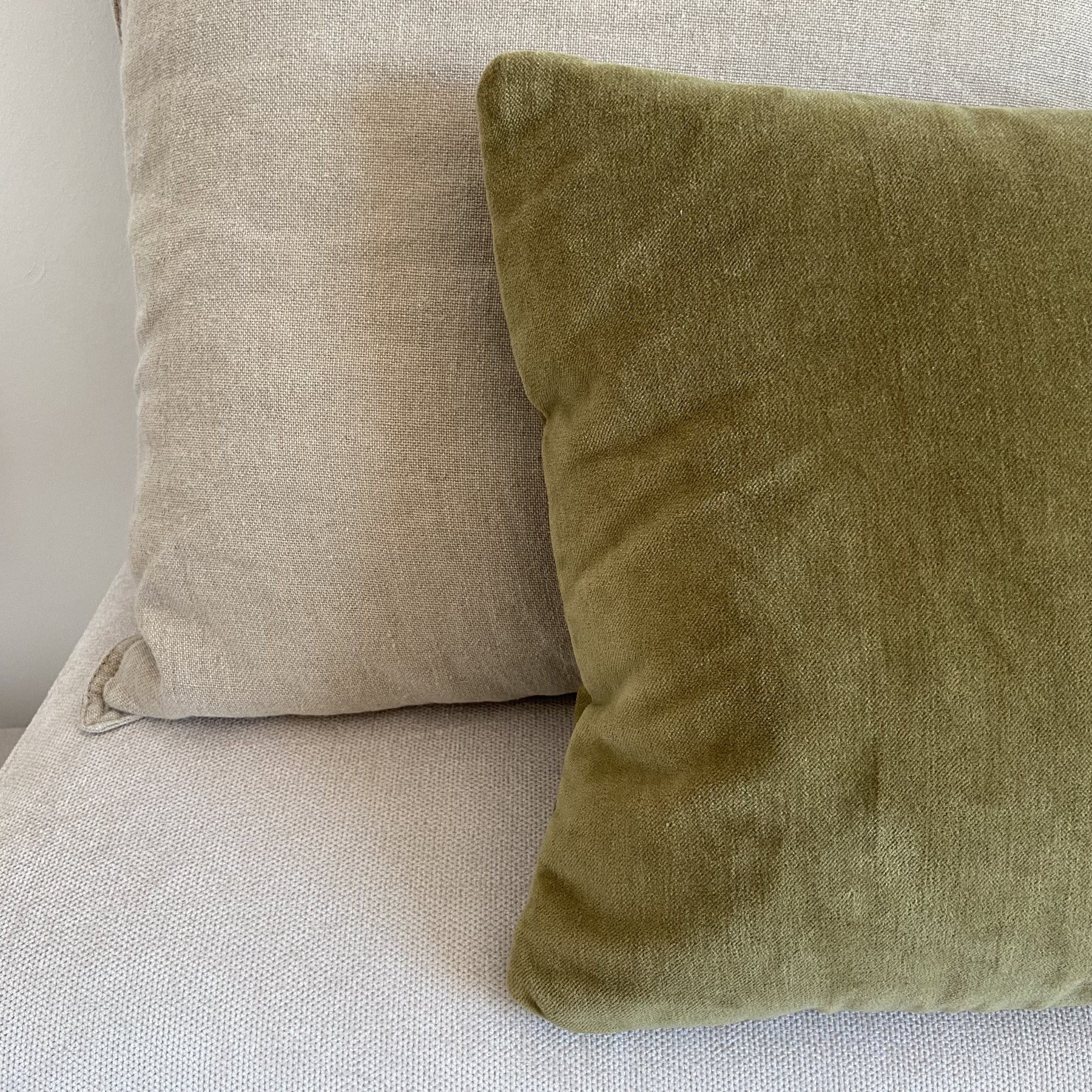 Proyecto decorativo con tonalidades neutras, madera y texturas naturales